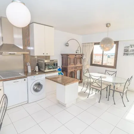 Sea View Comfort: 3-bedroom Balcony Retreat * Cannes